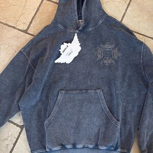 Color is blue 
It’s a xs but it rungs big